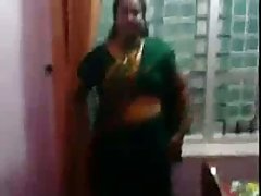 بانوی شیدا گرسنه است برای دو خروس سیاه