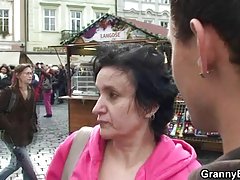شخص ساده و معصوم سکسی با استخر با
