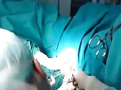 دختر کوچک آن را با ظروف آشپزخانه می برد
