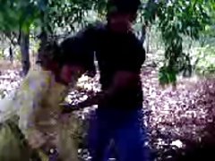 بانوی داغ در گربه وحشت زده بر روی کس نوجوان سفت است