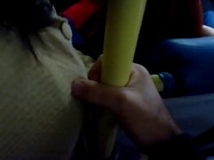 نوجوان دارای موی سرخ گربه پر شده است